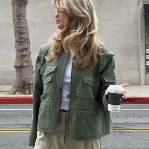 Utility Jacket Green - Price negotiable if it’s a quick purchase. Original price: 2900kr // Sold out Djerf Avenue Utility Jacket Green in XXS. Can fit XXS-S (Im an S), depending on the fit you want. Measurements: last picture.  Disclaimer: back is stained, some light ones shown in pictures. Great condition otherwise! 