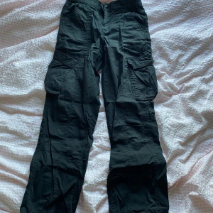 Cargo byxor - Svarta cargo byxor!😍 jätte sköna!