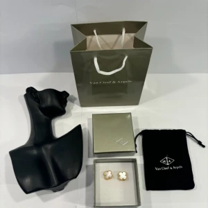 Van Cleef & Arples Örhöngen - 18k guldplatterad 💛 Leverans tid 1-3 arbetsdagar 🚚 Kan mötas upp i Stockholm/Uppsala 🥰  Följ oss gärna på Instagram @vitaparlan.co 🤩