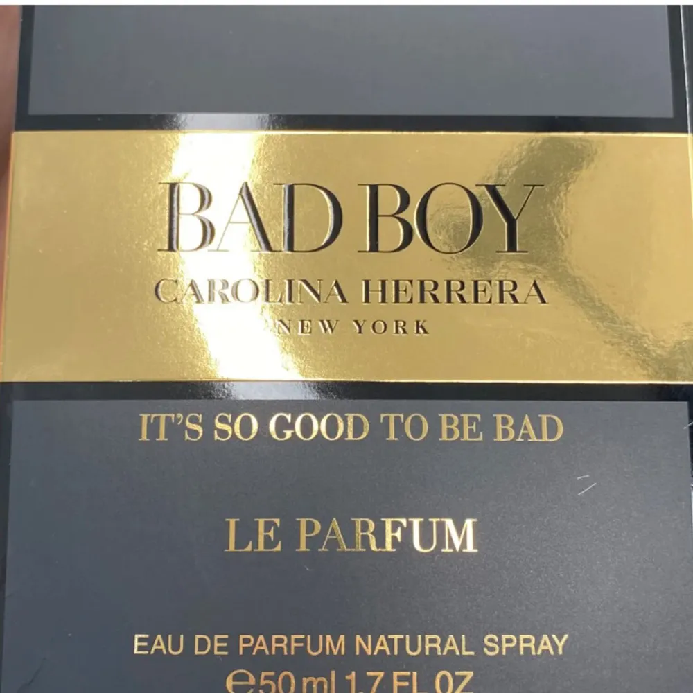 Carolina herrera bad boy le parfum 50 av 50 ml kvar box ingår köpt på lycko skriv om ni är intresserad . Parfym.