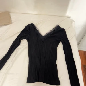 Tröja från newyorker - Svart tröja från newyorker har använd den typ 3 gånger och den säljs inte längre i storlek s men passar som xs 