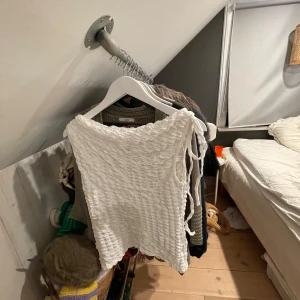 Vit topp ❤️ - Säljer denna superfina tröja! Använd 1 gång men inga tecken på användning! ❤️💪🏽