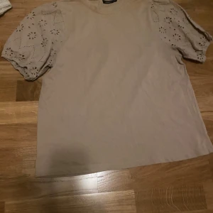 Beige spets tröja - Beige gullig tshirt från Kappahl , bra skick💕