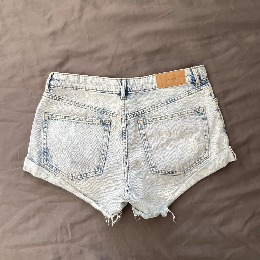 Jättesnygga jeansshorts, kommer tyvärr inte till användning längre. Är storlek 34 men passar mig som vanligtvis är 36! . Shorts.