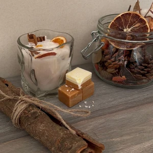 Cinnamon Candle  - I detta härliga ljuset finns små kanel bitar tillsammans med små torkade apelsinskivor som omfamnar den mysiga hösten🍂   Det finns möjlighet att blanda antingen kanel doft & vanilj doft eller kanel doft & apelsin doft!   Ljus går ej att tända!  