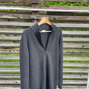 Tröja med zip från John Henric  - Tröjan är i storlek L men passar även M. Material: cotton/cahsmere. Nypris 995