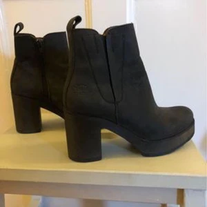 Stövletter platå  - Svarta platå-stövletter. Läder. Storlek 35. Sparsamt använda. Märke: Urban Project.