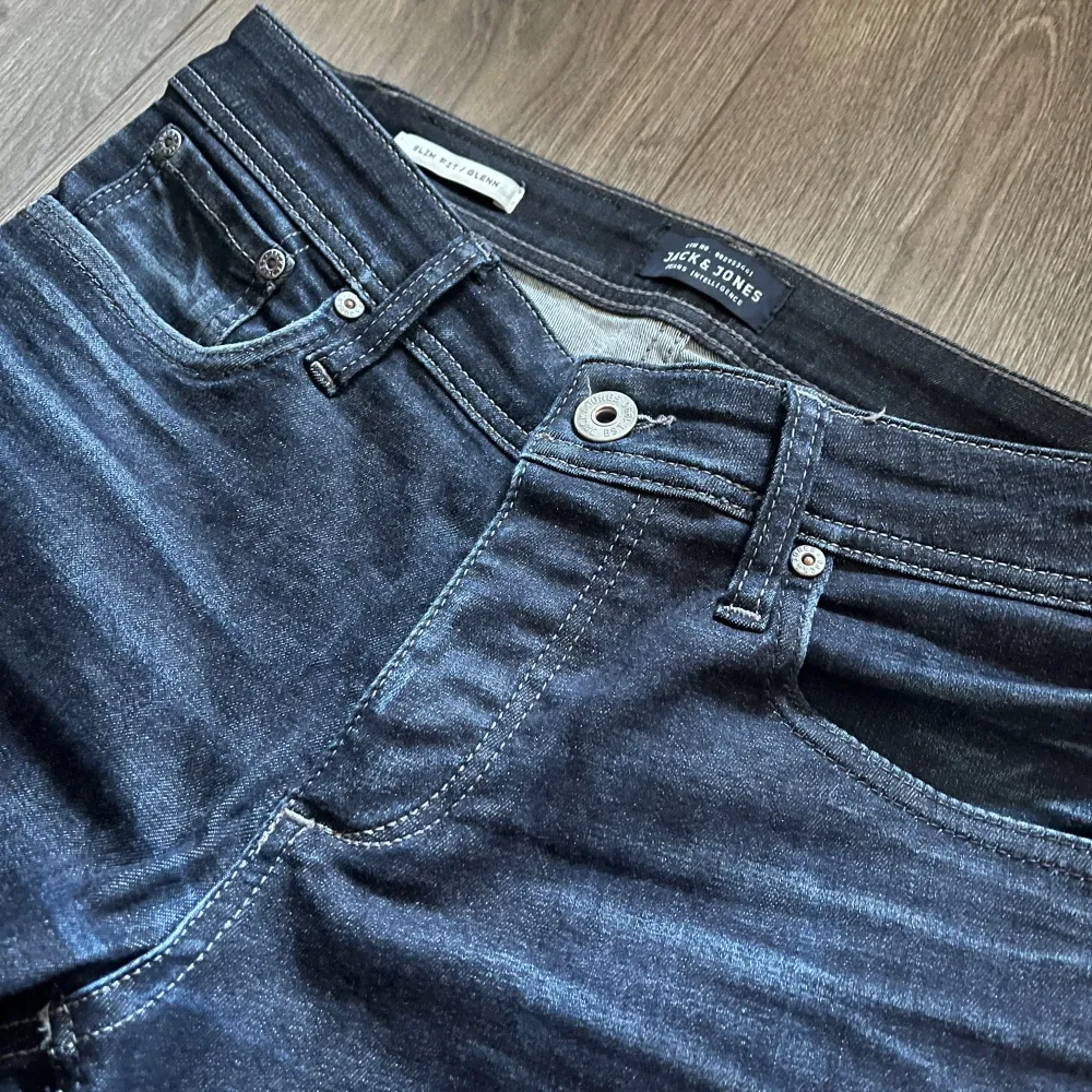 Jack & Jeans. Storlek 29/30 slim fit glenn. Skön fade på jeansen med en bra passform. Säljer då de är för små! 🤝. Jeans & Byxor.