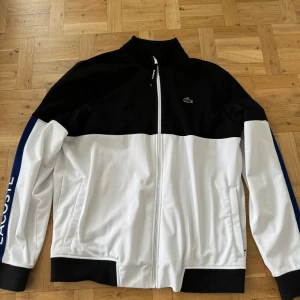 Lacoste tröja  - osnvänd storleken är xxl men de är små i storlekar så den är som xl