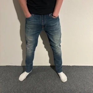 Nudie Jeans - 31W 34L i grym tvätt Inga defekter Modell Lean Dean