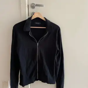 Svart stickad full zip från Brothers! / perfekt skick, inga defekter / nypris: 699kr / DM för bild på!