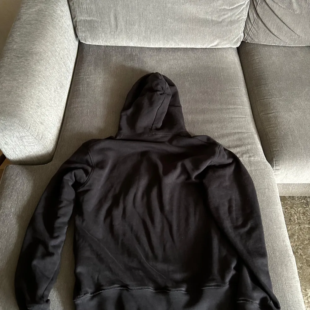 Hej säljer min dsq2 hoodie då jag inte använder den längre, storlek M. Inköpt i vintras på miinto. Ny pris 4500. Kvitto finns. Byte är ochså utav intresse.. Hoodies.