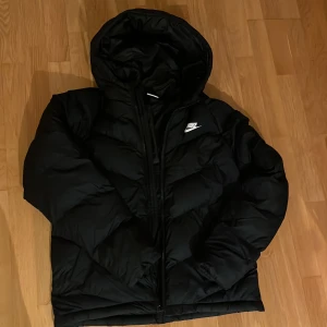 Nike jacka - Säljer denna nike jacka. Använd en vinter bara.
