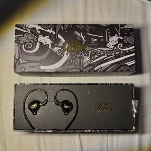 OF hörlurar - för dig som älskar bas & unikt ljud - Opera Factory OS1 Pro hörlurar är perfekta för dig som vill ha en kraftfull ljudupplevelse med extra mycket bas. Ett djupt, fylligt ljud med en stark betoning på sub-bas, vilket gör dem ideala för musikstilar som EDM, pop osv. Basen är stark. 