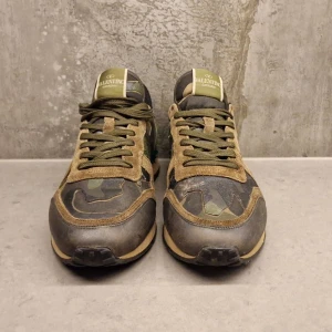 Valentino rockrunners - Tja! Säljer feta Valentino Rockrunners, perfekt nu till höst/vintern. Äkta såklart. Storleken är 41-41,5 (stor i storlek). skick 8/10, sulorna i toppskick.Prada dustbag medföljer .Nypris 7500 kr vårt pris 1899 kr. Tveka inte på att höra av er!😁