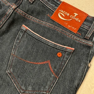 Limited edition Jacob Cohen Jeans - Limited edition (119/142) Jacob cohen Jeans i en limiterad 622-modell | Sjukt najs material som JC sällan använder vilken verkligen gör dessa unika | Skick: 10/10 (syns främst på pälsen) | Size 32 | Många riktigt snygga detaljer finns oxå / Mvh 