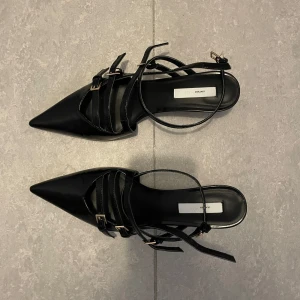 Kitten heels - Klackar från H&M. Stl 38. Nyskick! Köpta second hand men aldrig använda av tidigare ägaren. Endast testade av mig. 