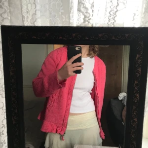 Rosa stickad cardigan - Jättefin stickad kofta från Odd Molly i nyskick. Tveka inte att ställa frågor om du har några funderingar, prisförslag är välkomna☺️