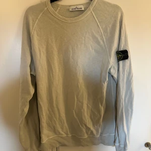 Stone Island  - Säljer min stone island tröja då den blivit liten. Inte jätte använd och i väldigt bra skick Hör av dig vid frågor eller fler bilder! Priset är inte huggit i sten 