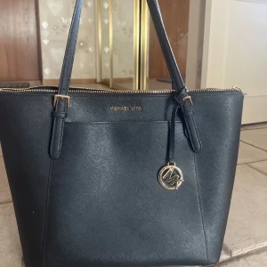 Michael kors väska🤍 - Säljer min Michael kors väska i den stora storleken, jättefint skick och nypris 3500💕
