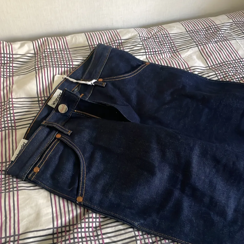 Ett par nya wrangler jeans i storlek 31w 32L Säljer då dom ej passade. . Jeans & Byxor.