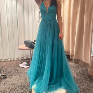 Balklänning  - Balklänning från Lilly till salu! Använd en gång så har lite skavanker men annars jättefint skick! Om intresserad skicka dm för mer info🩷 Nypris: ca 5000kr