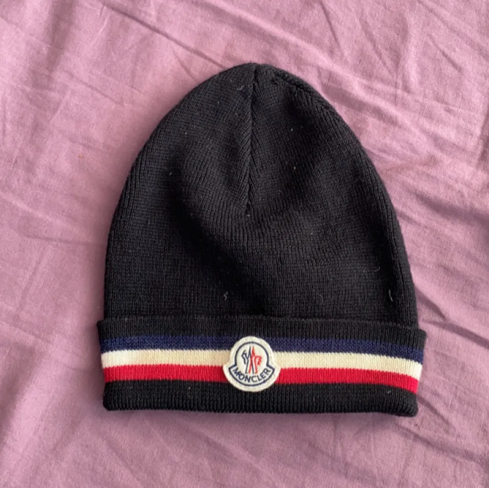 Säljer nu min moncler mössa då den inte riktigt passar min stil. Den är helt ny och aldrig använd! Den är perfekt inför vinterns kyla! Går ej ner i pris!. Accessoarer.