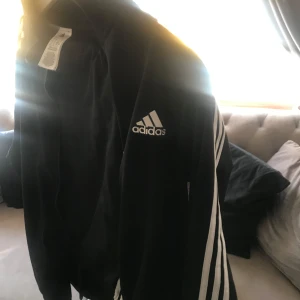 Addidas pyjama - Det är en addidas pyjama och storlek L bra kvalitet använd bara ett par gånger