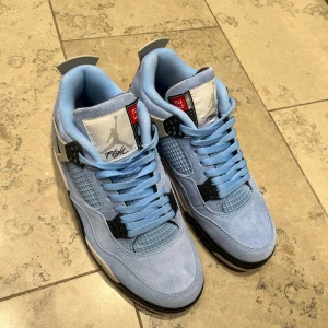 Jordan 4 - Säljer ett par snygga och trendiga jordan 4, nästan helt oanvända, mycket bra skick