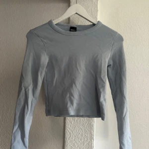 Ljus blå tröja - En super fin ljusblå långärmad tröja från ginaTricot i storlek S. Nästan aldrig använd 