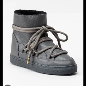 Inuikki - Säljer dem här jättefina full leather inuikki skorna i färgen grå. Säljer då dem har blivit försmå. Dem är använda men i fint skicka, de är lite slitna där fram men det är inte något man tänker på. 💕