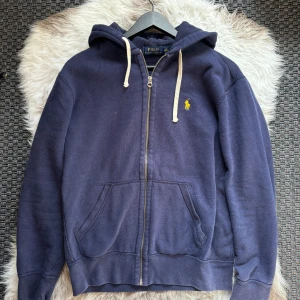 Ralph lauren zip hoodie - Hej säljer nu min fina Ralph Lauren zip hoodie i storlek M. Den är i nyskick och kommer vara otroligt snygg i höst/vinter. Nypris cirka 2000kr! Vi kommer att sälja liknande produkter nu närmare vinter så glöm inte följa profilen!🌊🍾