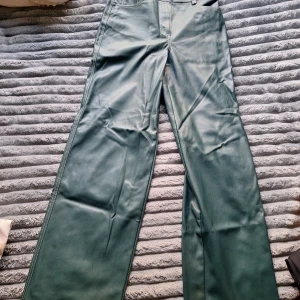 Gröna new Yorker byxor - Gröna byxor från new yorker .  Storlek M  Är lätt uppvärmda inifrån  Använda under 2022, som nya