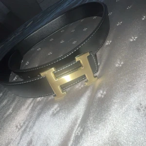 Bälte - Väldigt fint bälte till salu, använd väldigt få gånger annars helt ny inga skador eller sådant. Skriv gärna vid intresse så kan vi lösa något 🙂