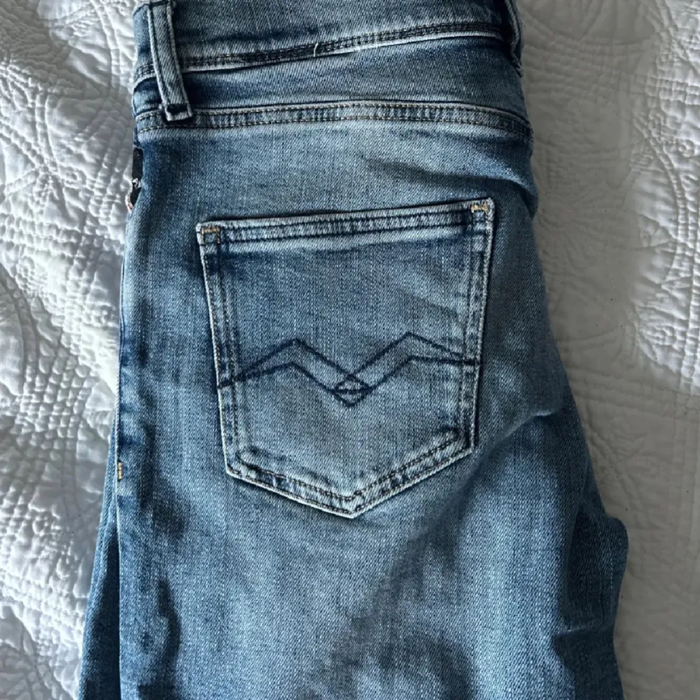 Jätte snygga replay jeans 😃 super bra skick och är även som nya! ( går ej ner i pris) Modell: Wallys  Storlek: 16y (166cm) . Jeans & Byxor.