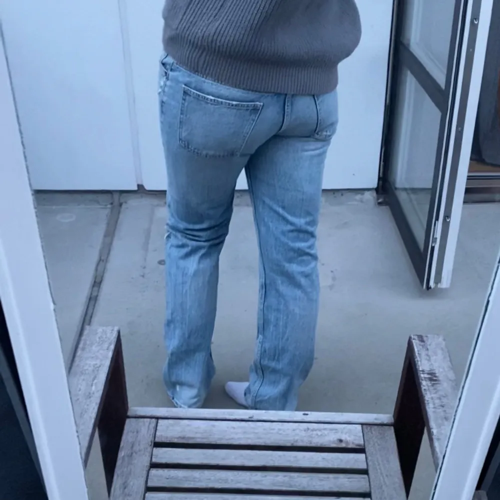 Skitsnygga raka jeans från Zara med lite hål detaljer 🤍 nya utan lappar, aldrig använda! . Farkut & Housut.