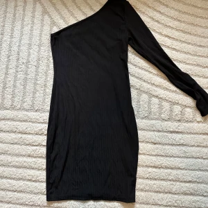 One shoulder klänning  - Snygg klänning från Shein