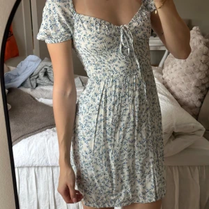 Blommig klänning🤍 - Säljer nu denna söta klänning, bara använd 1 gång! 🩵