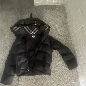 Det är en mycket bra och varm  burberry jacka och den är i mycket bra skick förutom det hålet som finns man kan ju lösa det. De bara jag som ej orkat. Men en bra jacka skriv dm om ni är intresserade 