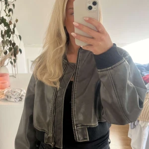 höst jacka - Säljer denna snygga höst jacka från boohoo, köpt nyligen så den är i nyskick. Storlek 40 men den är ganska kort så skulle säga mer som en s eller m.