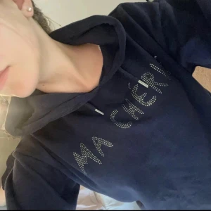 Gina young hoodie - Gina hoodie från barnavdelningen, men passar en s og xs bra. Den är snyggt använd och är fortfarande mjuk på insidan. 