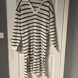 Klänning  - Stickad klänning ej blivit använd