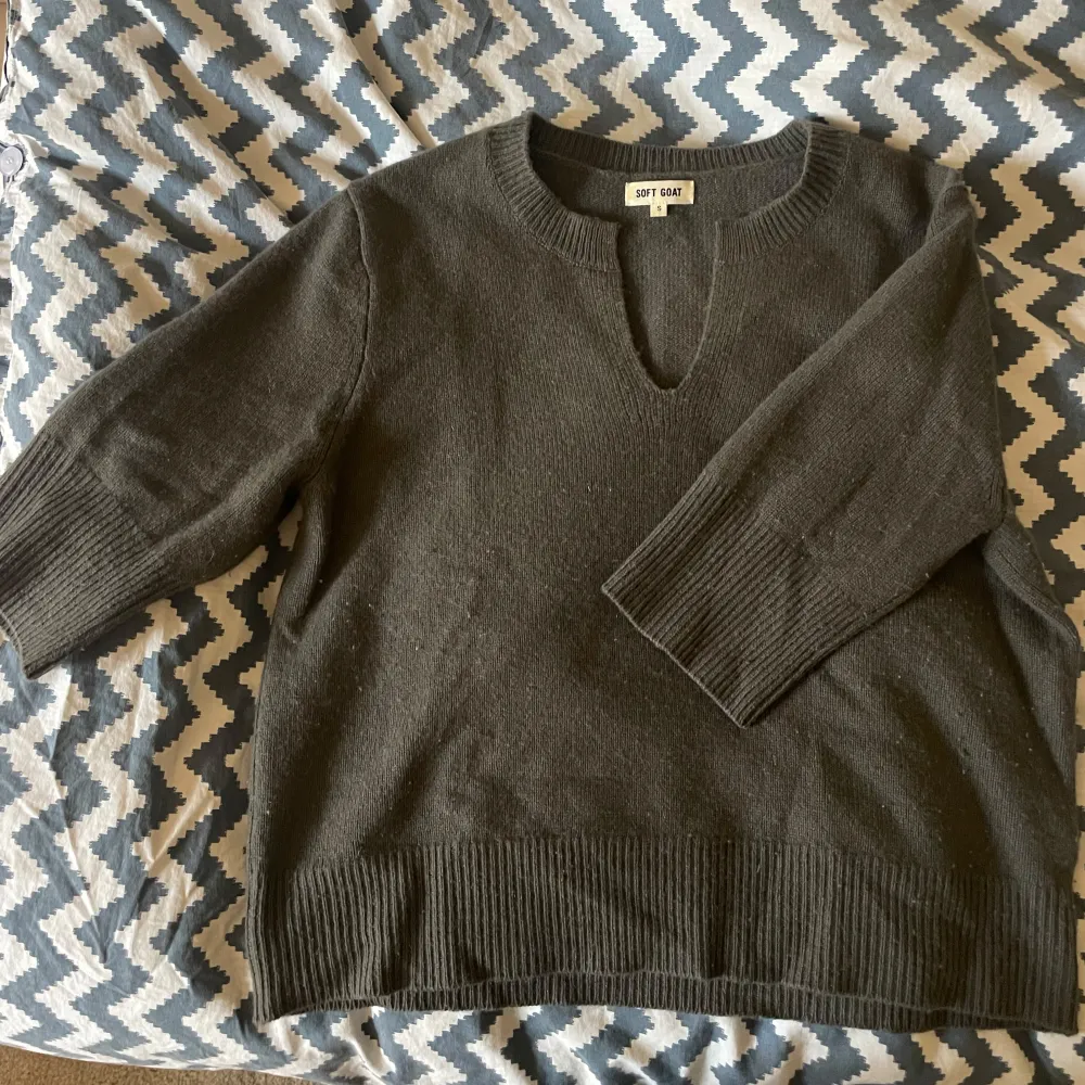 Säljer min super fina soft goat tre kvarts tröja med en liten v ringning. Ganska använd men är ändå i fint skick. Super snygg nu till hösten! Lite nopprig därav priset.. Neuletakit & Villapaidat.