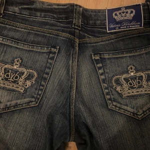 Victoria beckham jeans - Skitsnygga lågmidjade Victoria beckham jeans. Knappt använda. Innerbensmått 81cm. Midjemått 78 tvärs över.