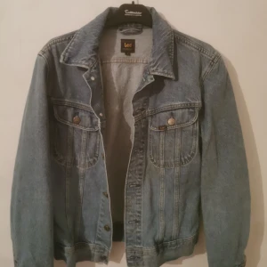 Lee jeansjacka - Snygg jeansjacka ifrån Lee. Använd mindre än 5 gånger. Kostade 1100kr ny! Mitt pris 600!