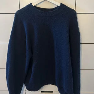 Marinblå stickad tröja  - Säljer denna oversized marinblåa tröjan 