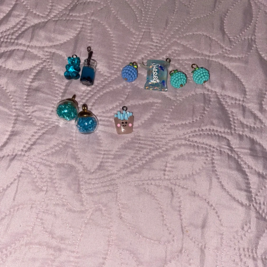 Färgglada örhängen med olika motiv