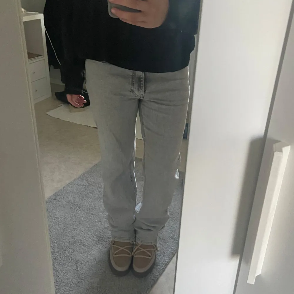 Väldigt bra skick bara lite använda, köpte för kanske 600 på bikbok. Midwaist men man kan ha de som mer lowwaist om man vill. Jag är 174, skriv om fler bilder/frågor/mått 🤍. Farkut & Housut.