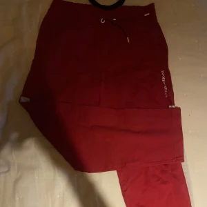 Ea7 byxa  - Bra skick  Säljer för att den inte passar mig längre 