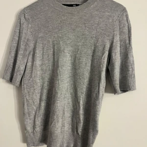 stickad t-shirt - stickad t-shirt från lager 157. knappt använd, köpte för 150kr säljer för 20kr+frakt 